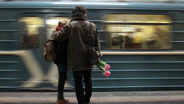 Молодые люди на платформе станции метро - Sputnik Хуссар Ирыстон