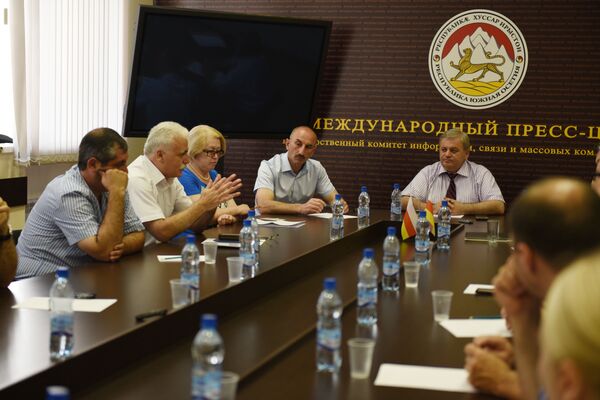 Встреча политических партии в пресс-центре - Sputnik Южная Осетия