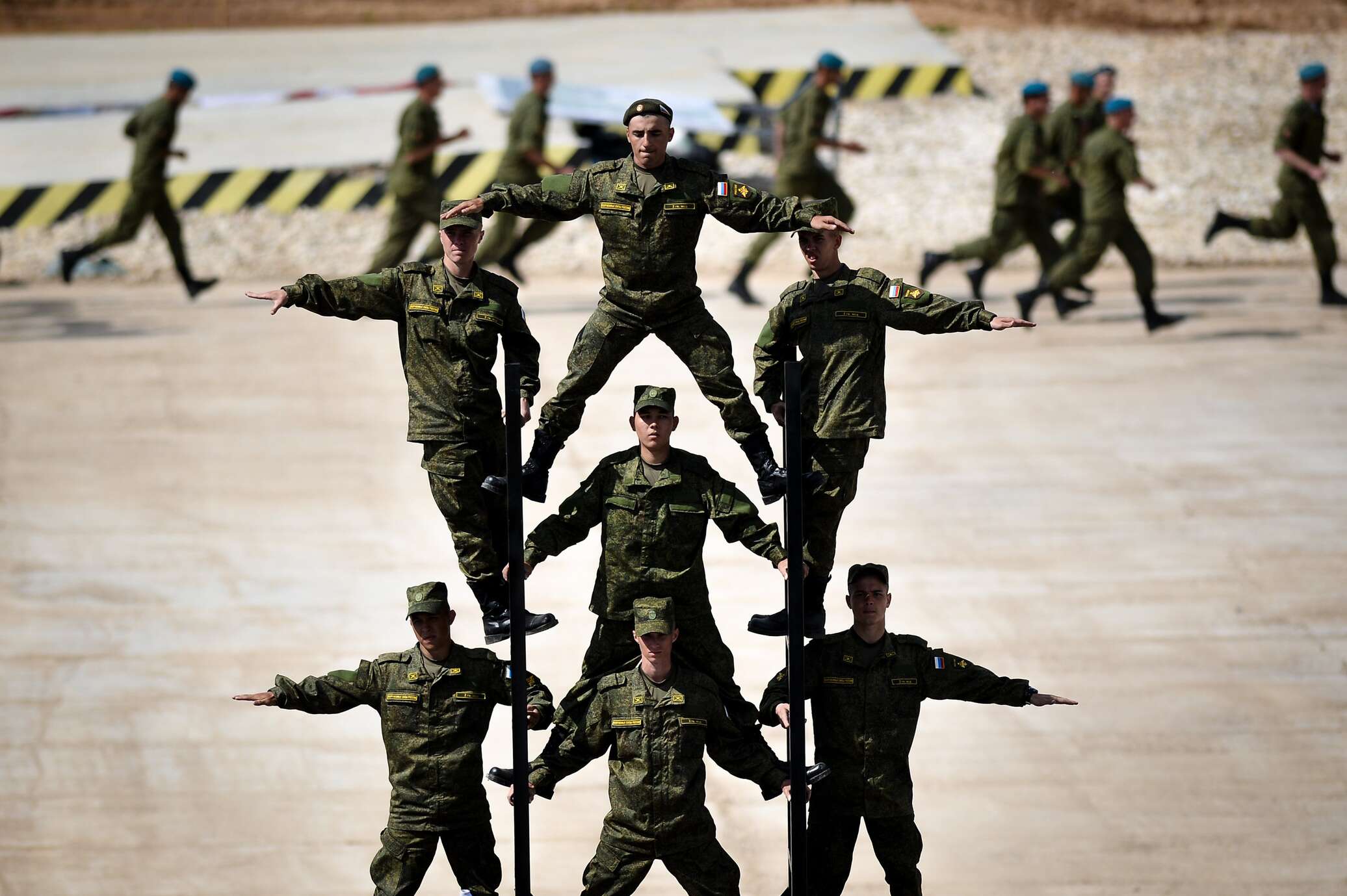 Три военных. АРМИ 2015 международные игры. Мастер АРМИ вс РФ. Армия b1. Солдат акробатка.