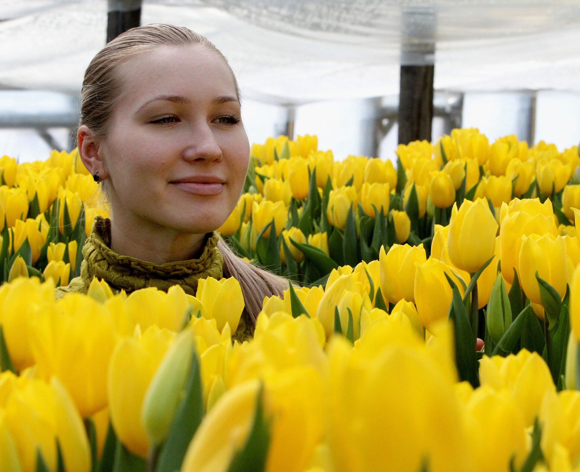 Фото с тюльпанами на улице. Женщина с тюльпанами. Девушка с желтыми тюльпанами. Фотосессия с тюльпанами.