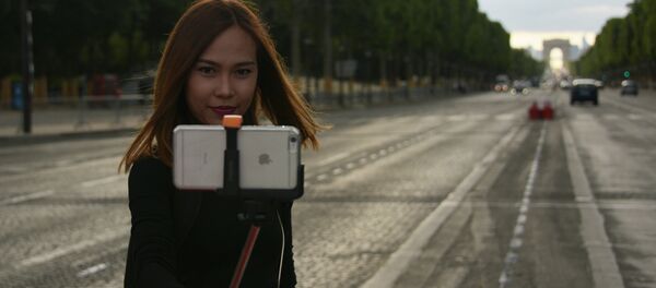 Девушка фотографируется на Елисейских полях в Париже - Sputnik Южная Осетия