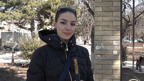 Женщины в Цхинвале на 8 марта хотят внимания, мужчины готовы дарить парфюм - Sputnik Южная Осетия