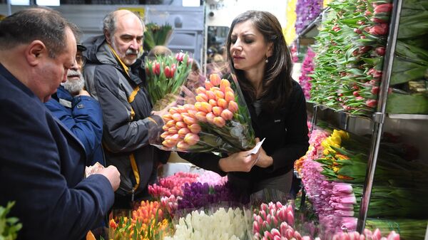Продажа цветов накануне 8 марта - Sputnik Южная Осетия