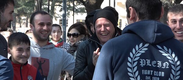 Ведущий Поедем, поедим! Джон Уоррен  танцевал в Цхинвале Симд - Sputnik Южная Осетия