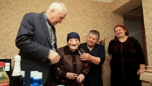 Леонид Тибилов поздравил с 8 Марта 106-летнюю жительницу Южной Осетии - Sputnik Южная Осетия