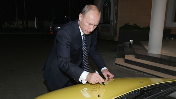Владимир Путин оставил автограф на капоте автомобиля Лада Калина - Sputnik Южная Осетия