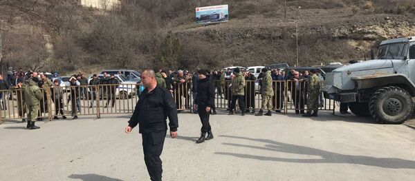 Сотрудники МВД около здания Верховного суда - Sputnik Южная Осетия