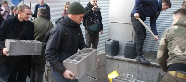 В Киеве забаррикадировали дочку Сбербанка В Киеве забаррикадировали дочку Сбербанка - Sputnik Южная Осетия