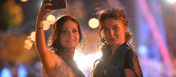 Селфи вечером - Sputnik Южная Осетия