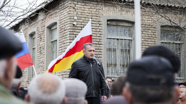 Анатолий Бибилов на митинге своих сторонников в Цхинвале - Sputnik Южная Осетия