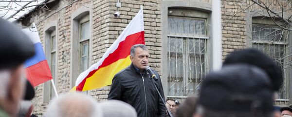 Анатолий Бибилов на митинге своих сторонников в Цхинвале Анатолий Бибилов на митинге своих сторонников в Цхинвале - Sputnik Южная Осетия