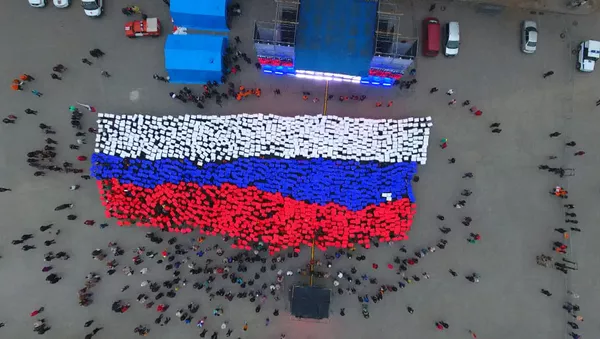 Севастопольцы развернули живой флаг РФ в честь третьей годовщины референдума - Sputnik Южная Осетия