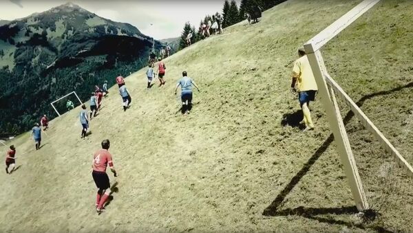Футбол на альпийском склоне - Sputnik Южная Осетия