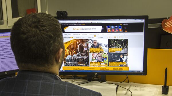 Пользователь смотрит сайт Спутник - Sputnik Южная Осетия