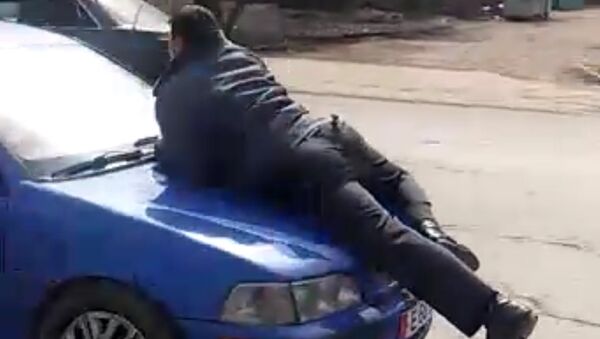 Снова милиционер на капоте — видео очевидца, снятое в Бишкеке сегодня - Sputnik Южная Осетия