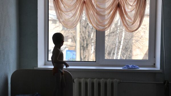 Ребенок у окна - Sputnik Южная Осетия