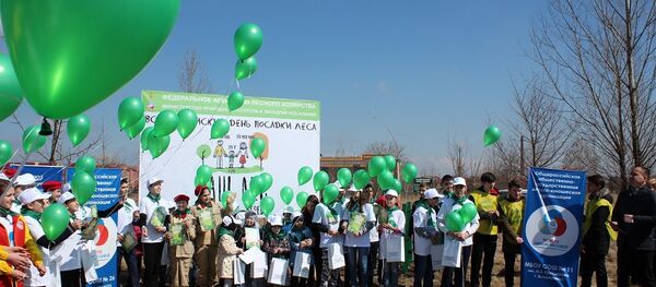 Акция по высадке деревьев во Владикавказе Акция по высадке деревьев во Владикавказе - Sputnik Южная Осетия