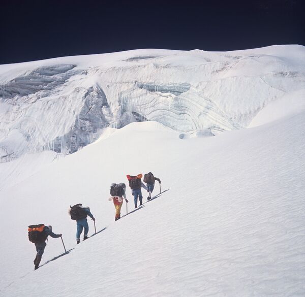 Альпинисты во время восхождения на пик Ленина - Sputnik Южная Осетия