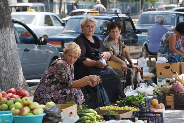 Уличные продавцы сельхоз продукции  в Цхинвале - Sputnik Южная Осетия