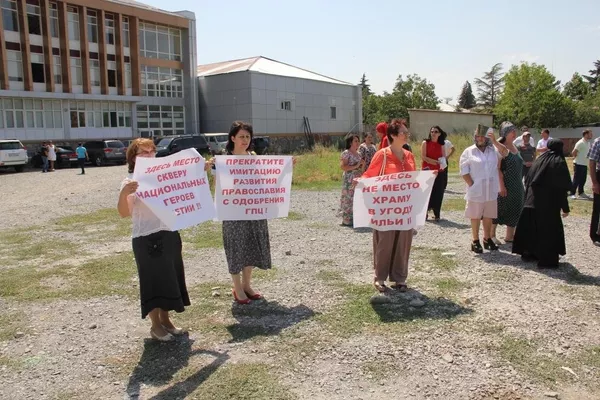 Митингующие против строительства храма Митингующие против строительства храма - Sputnik Южная Осетия