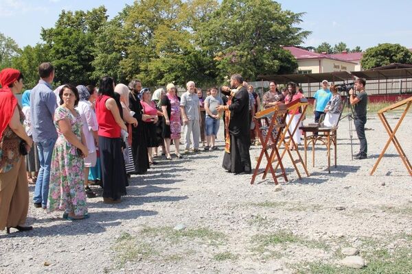 Митингующие против строительства храма - Sputnik Южная Осетия