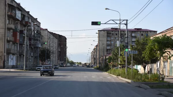Светофор на перекрестке улиц Мамсурова и Ленина