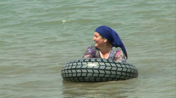 СПУТНИК_Чеченки в хиджабах купались на первом пляже для женщин в Грозном - Sputnik Южная Осетия