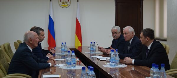 Леонид Тибилов встретился  с новым руководителем погрануправления Леонид Тибилов встретился  с новым руководителем погрануправления - Sputnik Южная Осетия
