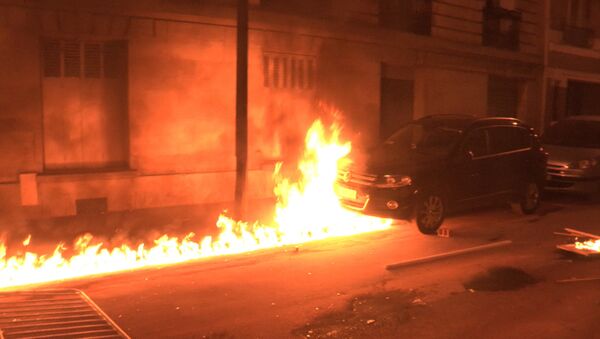 Протестующие подожгли машины на улицах Парижа во время новых беспорядков - Sputnik Южная Осетия