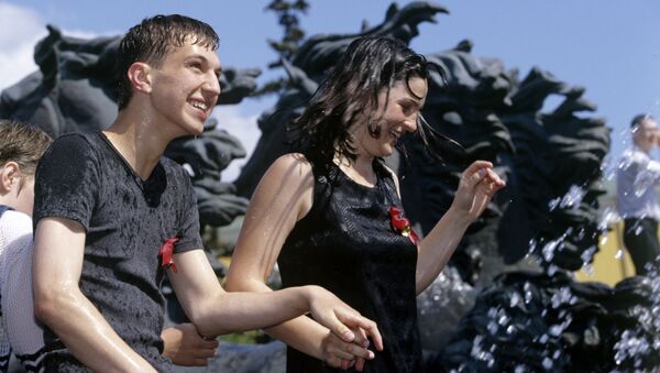 Юноша и девушка около фонтана - Sputnik Южная Осетия