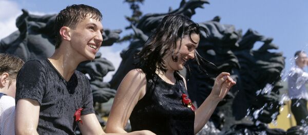 Юноша и девушка около фонтана Юноша и девушка около фонтана - Sputnik Южная Осетия