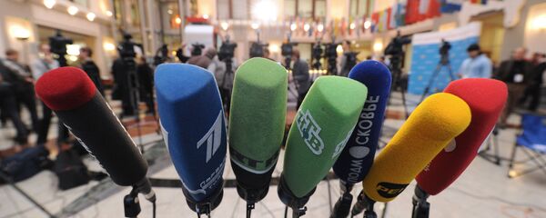 Микрофоны российских телеканалов Микрофоны российских телеканалов - Sputnik Южная Осетия