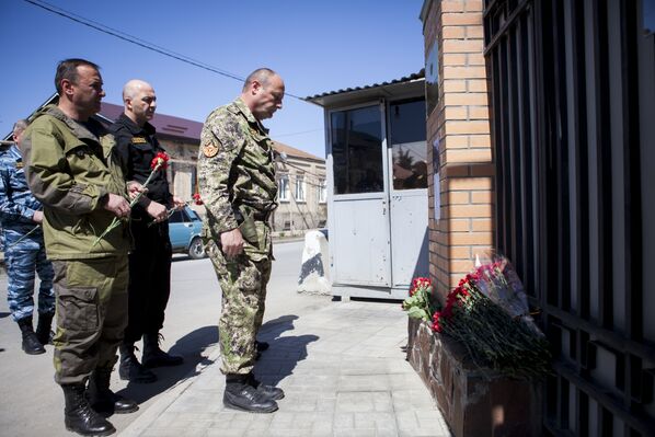 Возложение цветов к посольству РФ - Sputnik Южная Осетия
