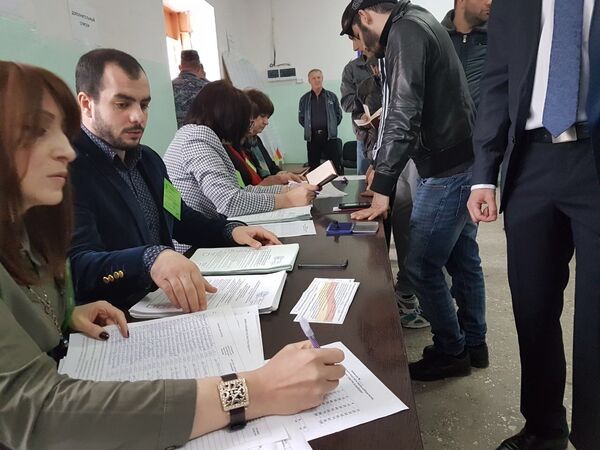 Голосующим выдают по два бюллетеня - по выборам президента, и по референдуму - Sputnik Южная Осетия