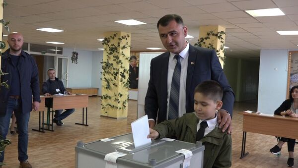 Алан Гаглоев проголосовал на выборах президента Южной Осетии - Sputnik Хуссар Ирыстон