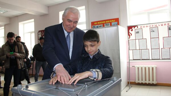 Леонид Тибилов на избирательном участке - Sputnik Южная Осетия