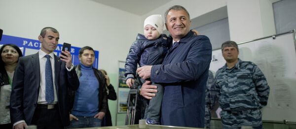 Анатолий Бибилов на избирательном участке Анатолий Бибилов на избирательном участке - Sputnik Южная Осетия