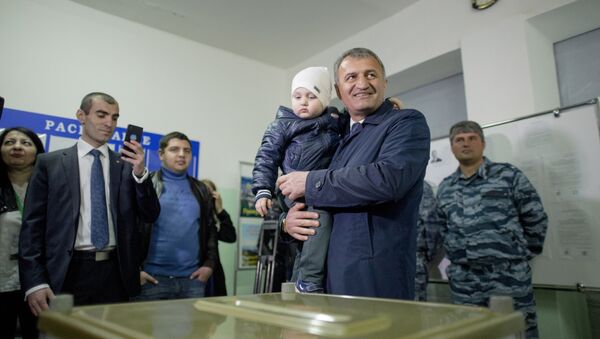 Анатолий Бибилов на избирательном участке - Sputnik Южная Осетия