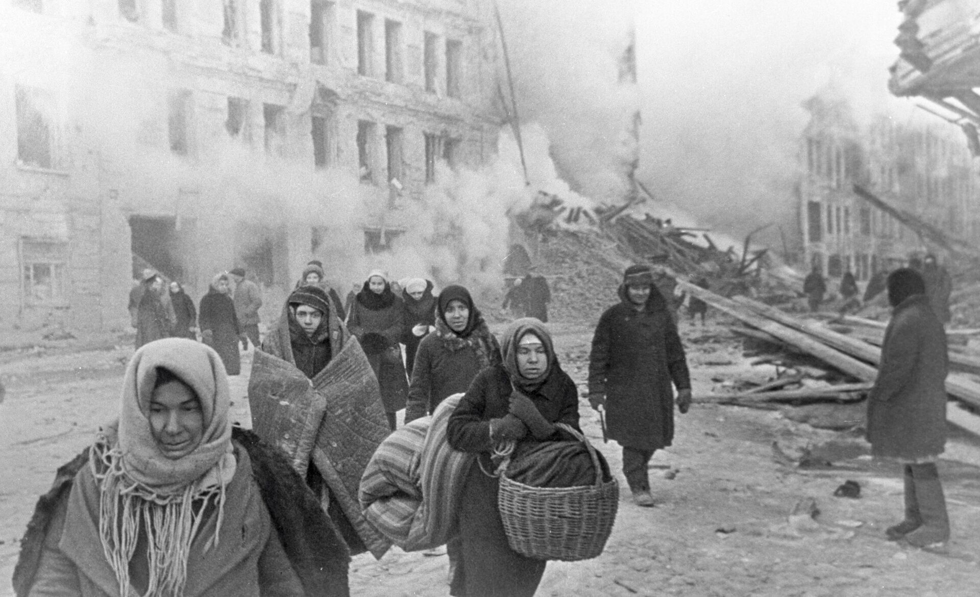 Жители блокадного Ленинграда выходят из бомбоубежища после отбоя тревоги. - Sputnik Южная Осетия, 1920, 26.01.2022