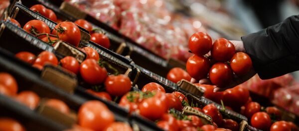 Посетитель выбирает помидоры в гипермаркете Посетитель выбирает помидоры в гипермаркете - Sputnik Южная Осетия