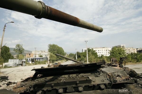 После обстрела грузинская армия начала танковое наступление на столицу республики. - Sputnik Южная Осетия