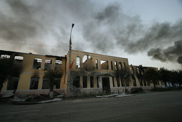 Сожженное здание университета в Южной Осетии. Август 2008 года. - Sputnik Южная Осетия