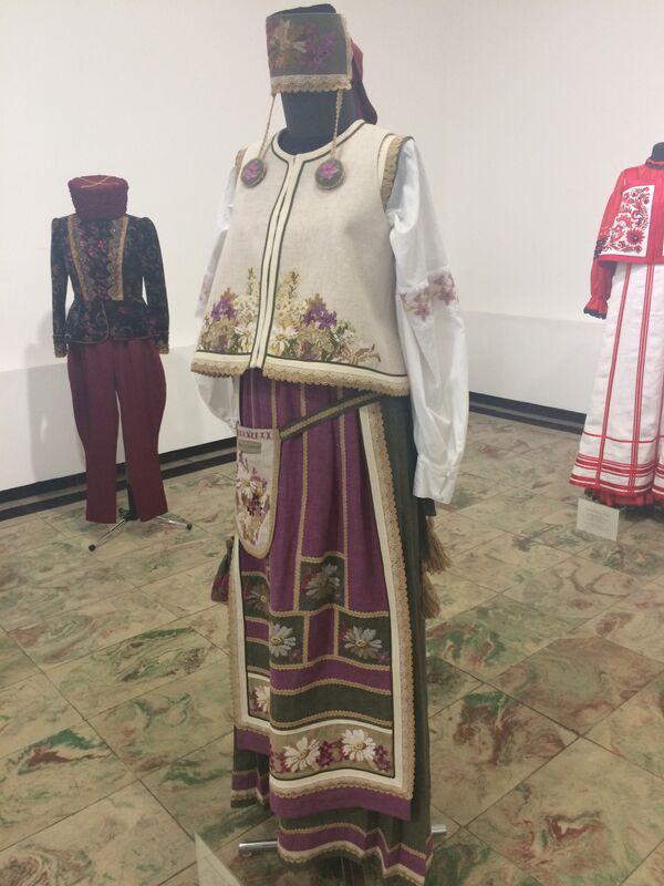 Женский костюм Поле. Вся вышивка на платье была сделана вручную - Sputnik Южная Осетия