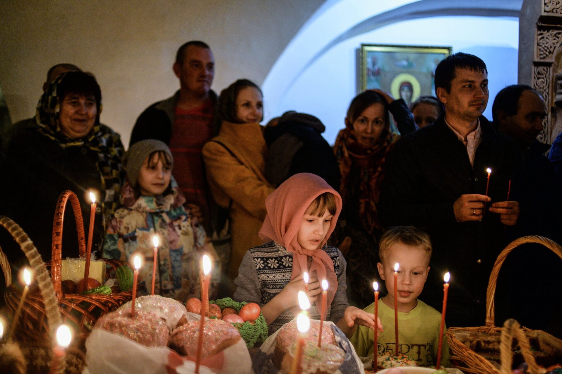Когда отмечают пасху православные. Празднование Пасхи в России. Православная Пасха в иордани. Пасха мёртвых фото.