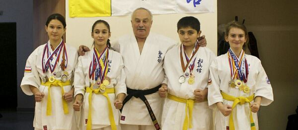 Тренер карате Владимир Созаев с воспианниками Тренер карате Владимир Созаев с воспианниками - Sputnik Южная Осетия