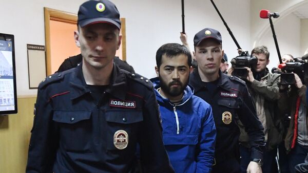 Подозреваемый в соучастии в организации теракта в Петербурге Акрам Азимов (в центре) - Sputnik Южная Осетия