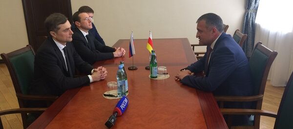 Встреча Анатолия Бибилова с Владиславом Сурковым Встреча Анатолия Бибилова с Владиславом Сурковым - Sputnik Южная Осетия