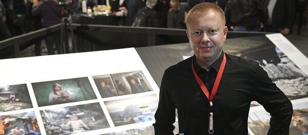 Специальный фотокорреспондент МИА Россия сегодня Валерий Мельников на открытии выставки победителей World Press Photo в Амстердаме. Специальный фотокорреспондент МИА Россия сегодня Валерий Мельников на открытии выставки победителей World Press Photo в Амстердаме. - Sputnik Южная Осетия