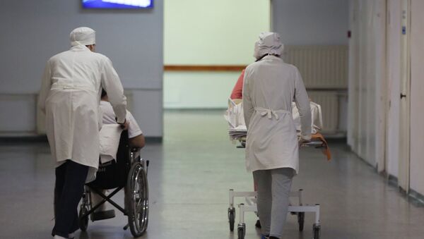 Сотрудники больницы транспортируют пациентов - Sputnik Южная Осетия