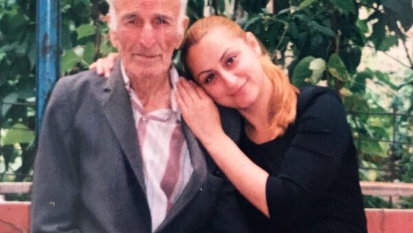 Елена Гассиева с дедом Константином Гассиевым - Sputnik Южная Осетия